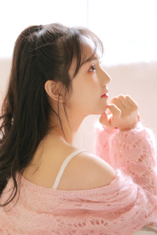 客厅享受丝袜人妻张雅婷